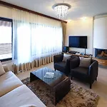 فيلة View House
